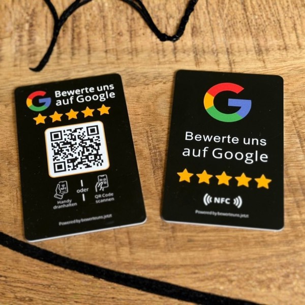 Zwei schwarze Bewertungskarten im Scheckkartenformat, vorne mit QR-Code, hinten mit Google-Logo und NFC-Zeichen.