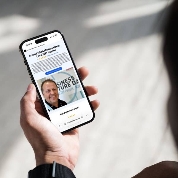 Die synchronisierte Website am Handy: Firmenname, Bewertung mit fünf Sternen, Foto und der Abschnitt Kundenbewertungen.
