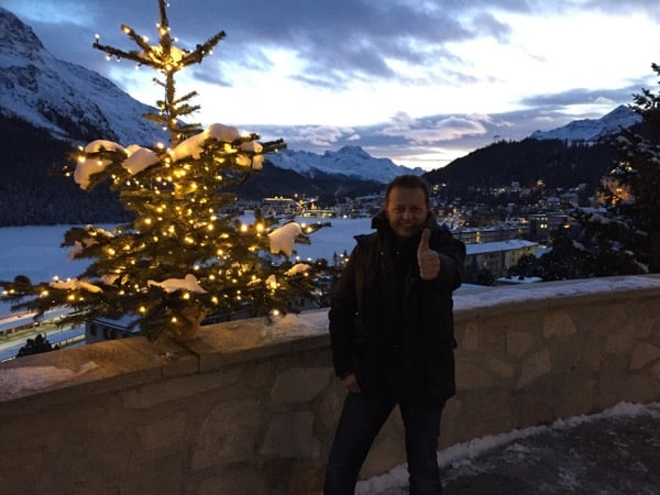 In St. Moritz vor dem Carlton Hotel