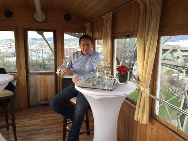 Essen und Sekt schlürfen im Riesenrad mit meiner Frau...
