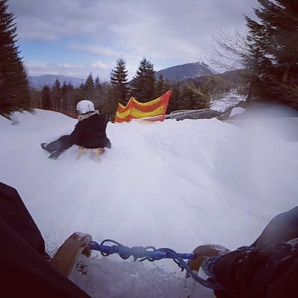 Spaß haben, beim Rodeln mit der Familie