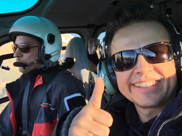 Spass haben beim Hubschrauber fliegen